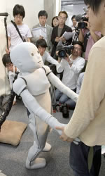 Robotas-vaikas, reaguojantis į supančią aplinką