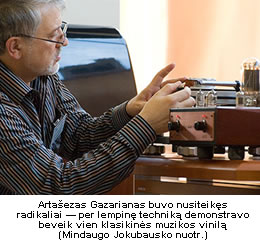 Artašezas Gazarianas buvo nusiteikęs radikaliai — per lempinę techniką demonstravo beveik vien klasikinės muzikos vinilą (Mindaugo Jokubausko nuotr.)