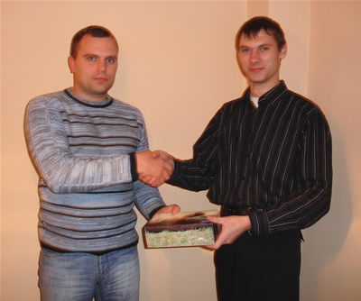 Įteikiamas laimėjimas (Darius Serba - kairėje)