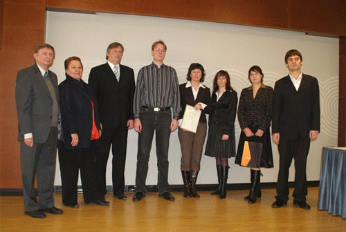 Konkurso „Naujasis knygnešys 2007“ laimėtojai su IVPK direktoriumi Aurimu Matuliu (trečias iš kairės)