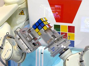 Robotas surenka Rubiko kubiką per kelias sekundes