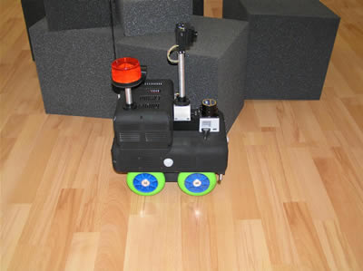 Po parodą blaškėsi ir juokingas robotukas