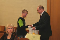 Seimo Pirmininko pirmasis pavaduotojas Česlovas Juršėnas apdovanoja antrosios vietos laimėtoją Genadijų Razukevičių iš Varėnos rajono Dubičių pagrindinės mokyklos