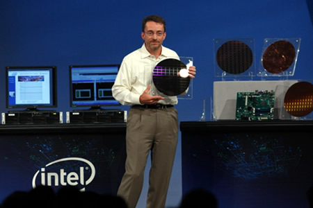 „Intel“ viceprezidentas ir Skaitmeninio verslo grupės vadovas Patas Gelsingeris demonstruoja silicio plokštes, naudojamas gaminant naujos „Core“ šeimos procesorius.