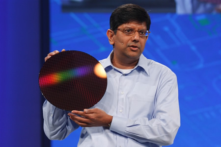 „Intel“ vyresnysis viceprezidentas ir Mobilių įrenginių grupės vadovas Anandas Chandrasekheris forumo dalyviams demonstravo silicio plokštę „Lincroft“, kuri bus naudojama gaminant „Moorestown“ platformą mobiliesiems interneto įrenginiams.