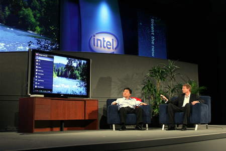 „Intel“ vyresnysis viceprezidentas ir Skaitmeninių namų grupės vadovas Erikas Kimas kartu su „Yahoo!“ atstovu Patriku Barriu demonstruoja „Informacinių priedų kanalo“ galimybes.