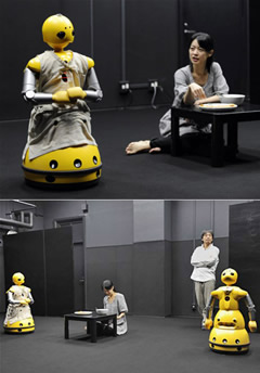 Diskusiją su robotais spektaklyje palaikė taip pat du aktoriai, vaidinę jauną šeimą