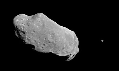 NASA zondo „Galileo“ aptiktas asteoridas Ida išsiskiria tuo, kad turi savo mėnulį, pavadintą Dactyl.