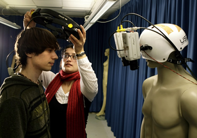Švedijos medicinos universiteto Karolinska instituto mokslininkė Valerija Petkova ruošia studentą Endriu Ketteterį „kūno apkeitimo“ su manakenu eksperimentui