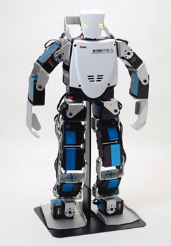 Naujasis androidas sugeba ant pečių pernešti kitą robotą