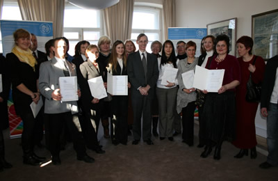 Organizacijų ir programos „Tarptautiniai jaunimo apdovanojimai“ vadovai bei jo ekscelencija ambasadorius su įteiktomis licencijomis.