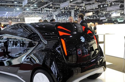 Sukurtas automobilio su kėbule integruotais OLED displėjais prototipas