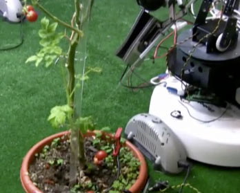 JAV universitete žemdirbyste užsiima studentų programuojami robotai