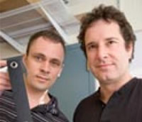 Kornelio (Cornell) universiteto tyrėjai Hod Lipson (dešinėje) ir Michael Schmidt su dviguba švytuokle. Nuotr: Kornelio universitetas 