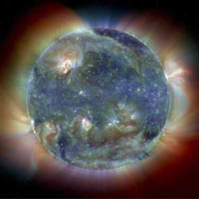 „SOHO“. Saulės paveikslas, padarytas iš observatorijos SOHO gautų trijų nuotraukų per 171Å, 195Å ir 284Å filtrus.