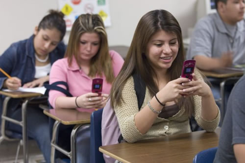 Prancūzijos pradinėse mokyklose bus uždrausti mobilieji telefonai