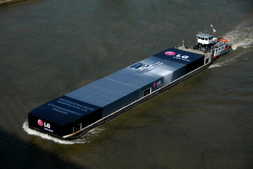 Naują aplinką tausojantį LG šaldytuvą pristatė plaukiojantis didžiulis laivas