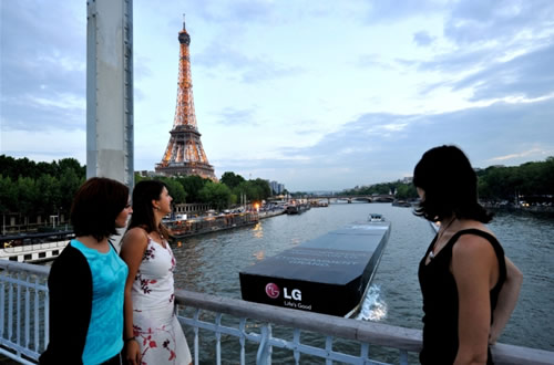 Naują aplinką tausojantį LG šaldytuvą pristatė plaukiojantis didžiulis laivas