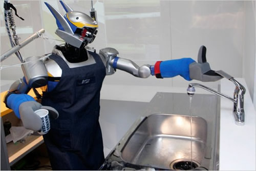 Robotas demonstracijos Tokijo Universitete metu plauna puodelį