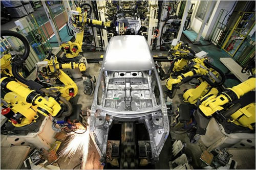 Robotai surenka naujus automobilius „Nissan“ gamykloje Japonijoje