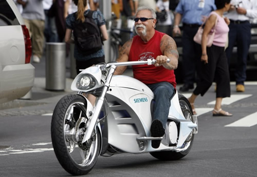 „Orange County Choppers“ vadovas Paul'as Teutul'as su naujuoju motociklu