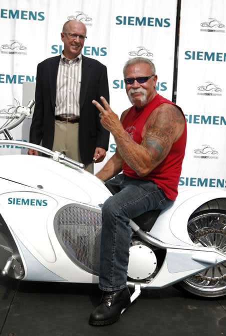 Nuotraukoje pozuoja projektą rėmusios kompanijos „Siemens“ vadovas Daryl'as Dulaney'us ir Paul'as Teutul'as iš „Orange County Choppers“