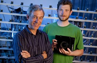 Stanfordo kompiuterių mokslo profesorius Marc Levoy ir jo studentas Andrew Adams su savo atviro kodo skaitmeniniu fotoaparatu.