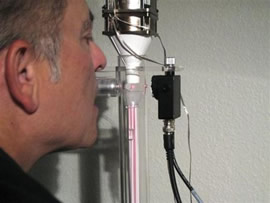 David Schwartz testuoja „smokrophone“ prototipą