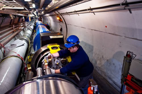 Instaliacija: 17 mylių ilgio tunelyje keičiamas magnetas