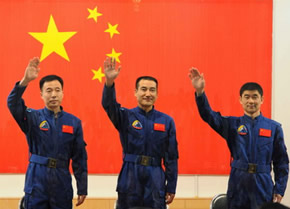 Kinijos astronautai Jing Haipengas (iš kairės), Zhai Zhigangas ir Liu Bomingas.