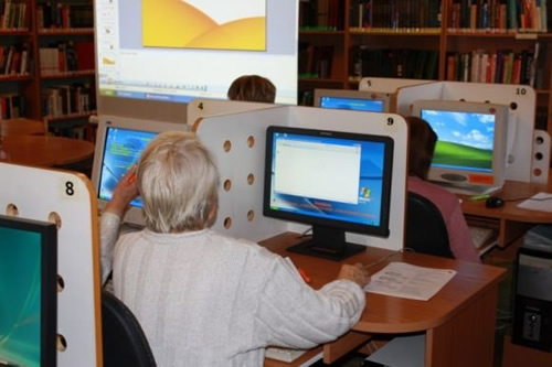 Vyresnio amžiaus žmones naudotis internetu pratina projektas „Bibliotekos pažangai“