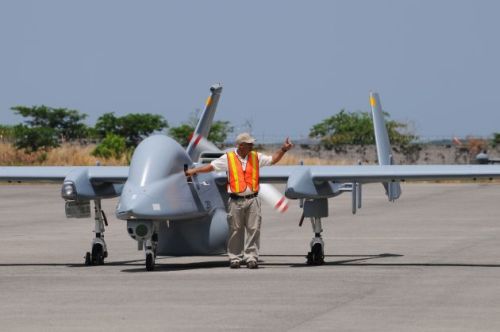 Technikas tikrina Izraelio gamybos UAV „Hevron“