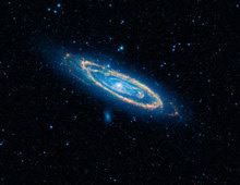 Andromedos galaktika per WISE teleskopą