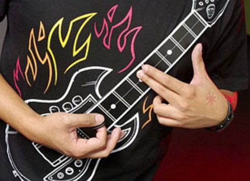 Muzikos instrumentas – gitara, integruota į marškinėlius