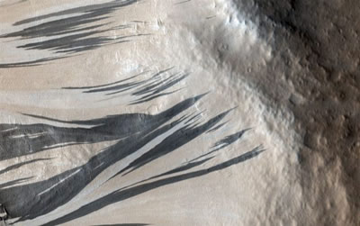 Marso paviršiuje nufotografuoti keisti dryžiai