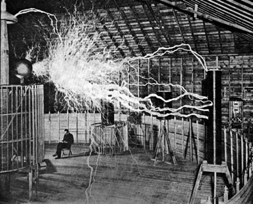 Fizikas Nikola Tesla mėgina paaiškinti „kamuolinio žaibo“ reiškinį, apytiksliai 1900 metai. Mokslininkas sėdi savo laboratorijoje Colorado Springs mieste (Koloradas, JAV).