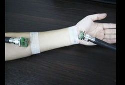 Seulo universitete sukurtas 10 Mb/s spartos bevielis tinkas ant žmogaus rankos