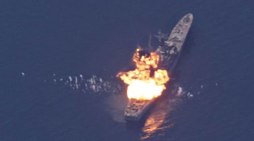 Karinis laivas po sparnuotosios raketos atakos.