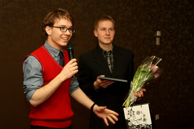 LSS prezidentas Dainius Dikšaitis sveikina studentų leidinio „Njuspeipis“ redaktorių Julių Vaitkaitį