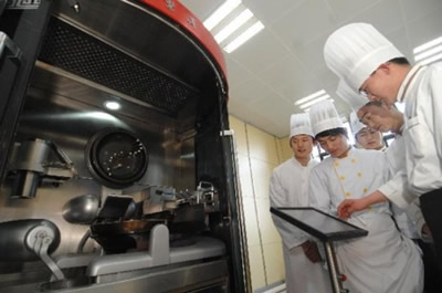 Kinijoje sukurtas pirmasis pasaulyje virtuvės robotas