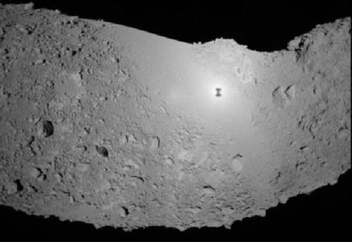 Itokawos asteroido nuotrauka. Paviršiuje matyti jį fotografuojančio „Hayabusa“ zondo šešėlis