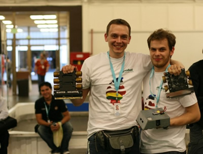 Robotų inžinierius Vitalijus Rodnovas (kairėje) su kolega iš Latvijos