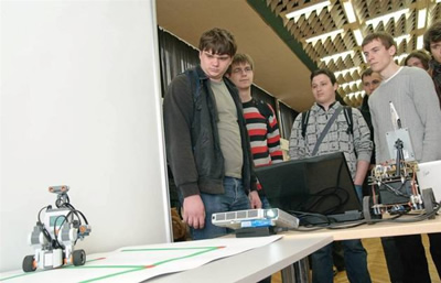 Darius Širvinskas ir Ignas Martišius pristato aplinkos stebėjimo robotą