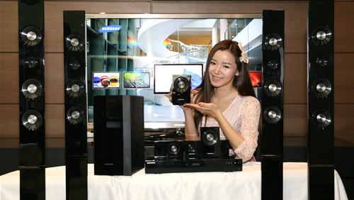 „Samsung“ pristato pirmąją pasaulyje trimačio namų kino sistemą