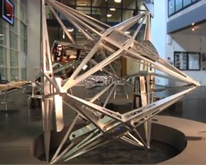 „Balancing Cube“ savo išvaizda primena modernaus meno skulptūrą, tačiau iš tiesų tai yra robotas