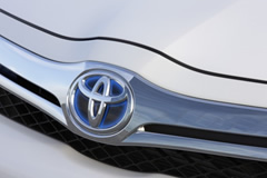 „Toyota“ gamins elektromobilius kartu su „Tesla“