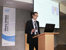 Telecentro Strategijos ir inovacijų grupės inžinierius Antanas Vindašius konferencijos dalyviams pristatė „WiMAX“ tinkle veikiančio mobiliojo 4G interneto MEZON galimybes