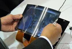 „Toshiba“ sukūrė lankstymu vaizdą keičianti ekraną 