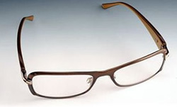 „PixelOptics“ išrasti elektroniniai akiniai naudoja LCD technologijos lęšius ir rėmeliuose paslėptus judesio daviklius bei maitinimo šaltinius