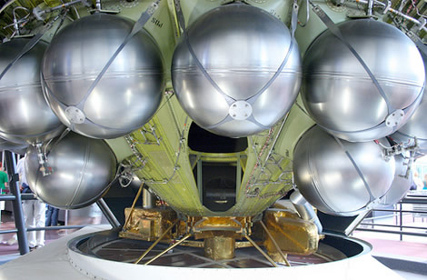 Nuotraukoje parodyti vandenilį naudojantys kuro elementai, sumontuoti ant kosminės laboratorijos „Spacelab“ korpuso